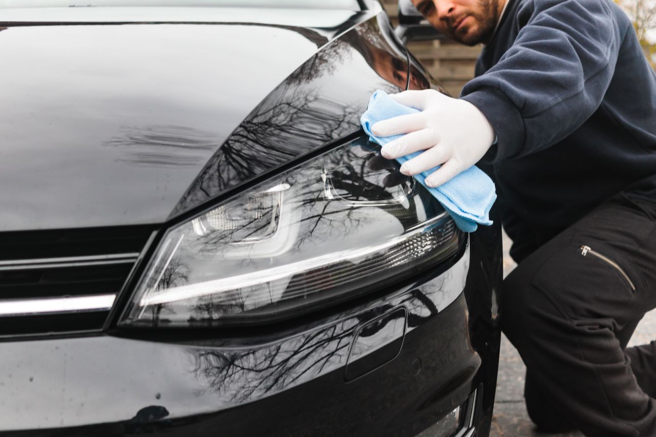 Coche de lujo con acabado brillante tras detailing premium