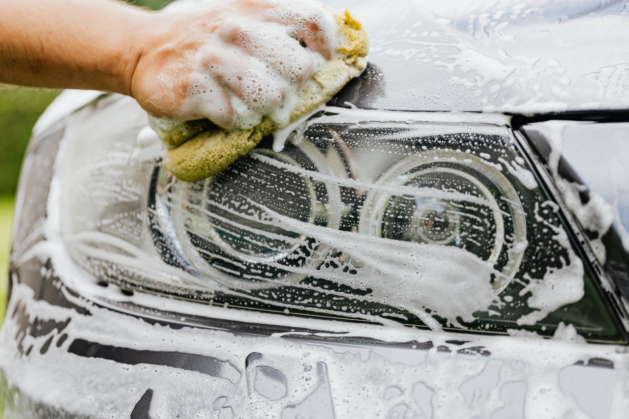 Lavado detailing premium con espuma y microfibra