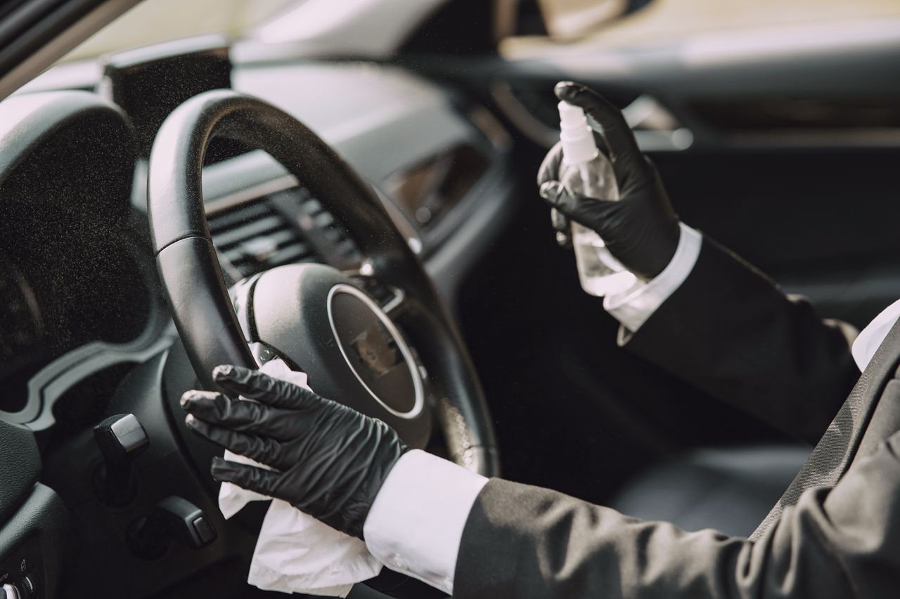 Limpieza interior profunda de vehículo premium
